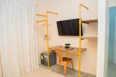 a room with a desk and a television in a room at Apartamento cerca a Getsemaní in Cartagena de Indias