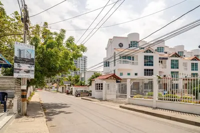 a street with a white fence and a building at Luxury House Perfect Location in Cartagena de Indias
