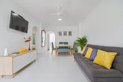 a living room with a couch and a table at Apartamento comodo con excelente ubicacion in Cartagena de Indias