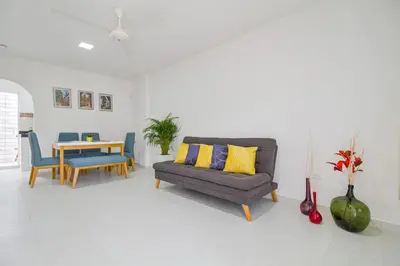 a living room with a couch and a table at Apartamento comodo con excelente ubicacion in Cartagena de Indias