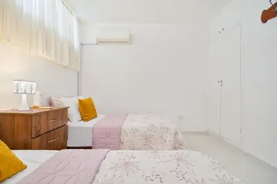 a bedroom with two beds and a dresser at Apartamento comodo con excelente ubicacion in Cartagena de Indias