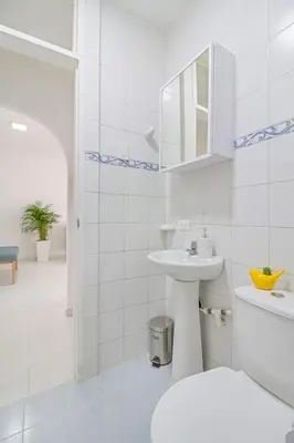 a white bathroom with a sink and a mirror at Apartamento comodo con excelente ubicacion in Cartagena de Indias
