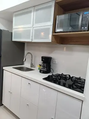 a kitchen with a microwave and a stove top oven at Torre 811 in Cartagena de Indias