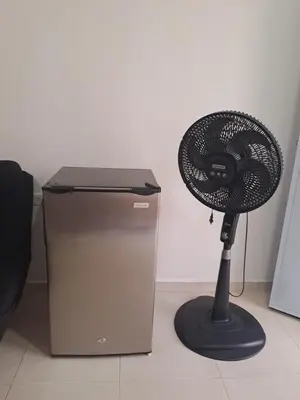 a fan sitting next to a small refrigerator at Apartaestudio completo cerca Barranquilla in Galapa