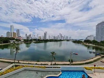 a large body of water with a city in the background at Apartamento con la mejor vista Cartagena in Cartagena de Indias
