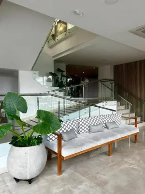 a living room with a couch and a plant at Cartagena Bella Por Días in Cartagena de Indias
