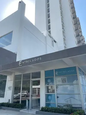 a white building with a sign that reads emiracers at Apartamento en Cartagena in Cartagena de Indias