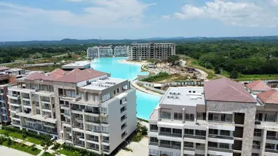 an aerial view of a resort with a pool at Apartamento con piscina, playa y cerca aeropuerto de Cartagena in Cartagena de Indias