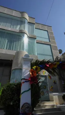 a building with flowers on the side of it at Hostal El Recreo in Barranquilla