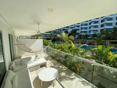 a balcony with a couch and a table and a building at Elegante Apartamento en Cartagena con salida al Mar, Morros Epic in Cartagena de Indias