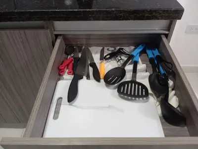 a drawer filled with lots of kitchen utensils at Apto zona norte a 20 min del buena vista in Barranquilla