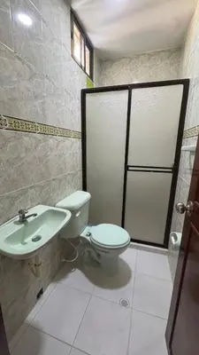 a bathroom with a toilet and a sink at Apartamento central en Barranquilla in Barranquilla