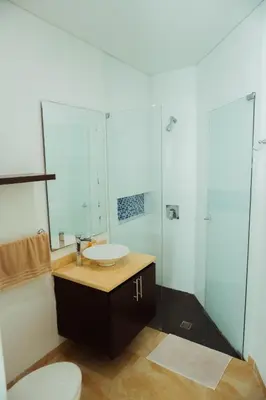 a bathroom with a sink and a toilet and a shower at SeaWay Apartamento 5 Habitaciones para 12 Personas in Cartagena de Indias