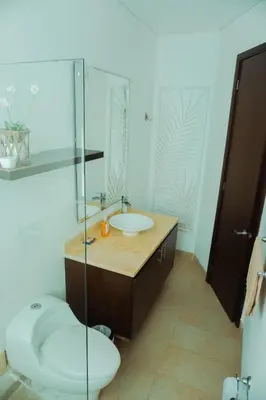 a bathroom with a toilet and a sink at SeaWay Apartamento 5 Habitaciones para 12 Personas in Cartagena de Indias