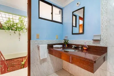 a bathroom with a sink and a mirror at Acogedora casa en Cartagena Colombia cerca a zonas turísticas in Cartagena de Indias