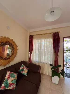 a living room with a couch and a window at Acogedora casa en Cartagena Colombia cerca a zonas turísticas in Cartagena de Indias