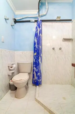 a bathroom with a toilet and a shower at Acogedora casa en Cartagena Colombia cerca a zonas turísticas in Cartagena de Indias