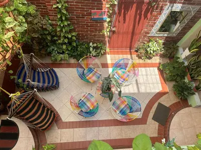 an overhead view of chairs and tables on a patio at Acogedora casa en Cartagena Colombia cerca a zonas turísticas in Cartagena de Indias