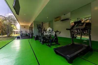 a gym with a green floor and a treadmill at Edificio Morros Vitri, 2 Bedrooms- Comfy Apartment in Cartagena de Indias