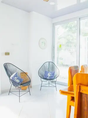 two chairs and a table in a room with a window at Cabañas El Laguito Coveñas in Coveñas
