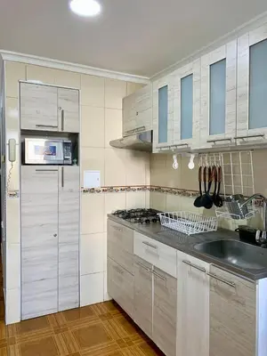 a kitchen with white cabinets and a counter top at apartamento con vista al Lago in Cartagena de Indias