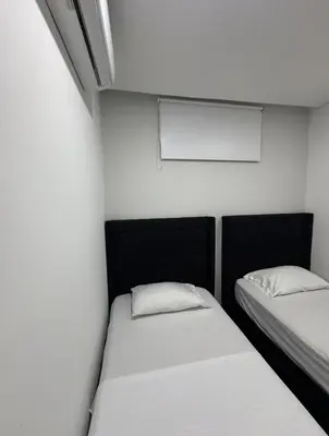 two beds in a small room with white walls at Espectacular Apartamento Amoblado - 2 Habitaciones in Barranquilla