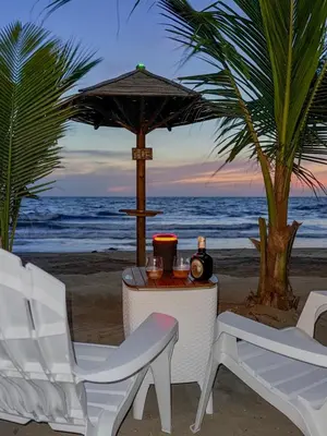 a table and chairs on a beach with the ocean at Despierta en Tolú, un escenario de película in Tolú