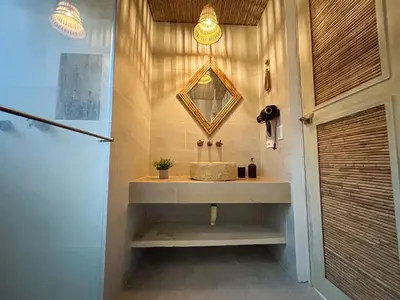 a bathroom with a sink and a mirror on the wall at Despierta en Tolú, un escenario de película in Tolú