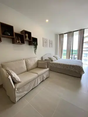 a living room with a couch and a bed at Hermoso y acogedor Monoambiente in Cartagena de Indias