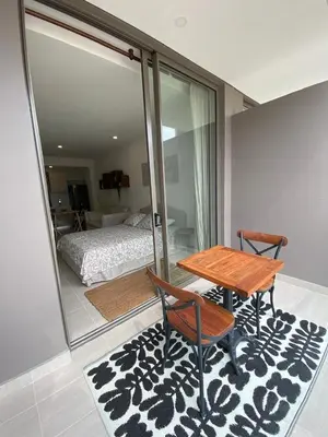 a room with a table and two chairs and a bed at Hermoso y acogedor Monoambiente in Cartagena de Indias