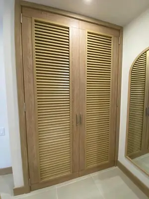 a wooden cabinet with wooden blinds in a room at Hermoso y acogedor Monoambiente in Cartagena de Indias