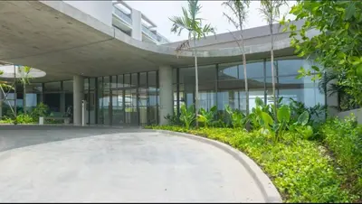a building with a circular driveway in front of it at Hermoso y acogedor Monoambiente in Cartagena de Indias