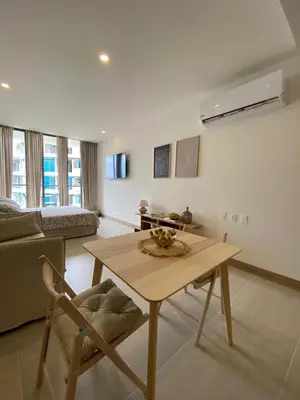 a living room with a table and a couch at Hermoso y acogedor Monoambiente in Cartagena de Indias