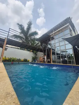 a large swimming pool in front of a building at Alta vista Turbaco in Cartagena de Indias