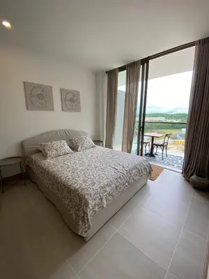 a bedroom with a bed and a large window at Hermoso y acogedor Monoambiente in Cartagena de Indias