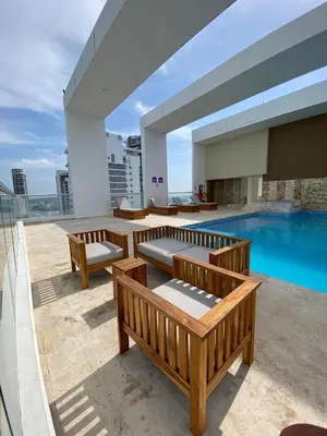 a rooftop patio with benches and a swimming pool at Gran y cómodo Loft en Cartagena in Cartagena de Indias