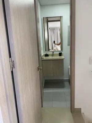 a bathroom with a sink and a mirror at Gran y cómodo Loft en Cartagena in Cartagena de Indias