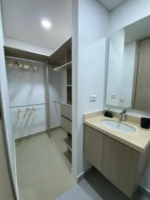 a bathroom with a sink and a mirror at Gran y cómodo Loft en Cartagena in Cartagena de Indias