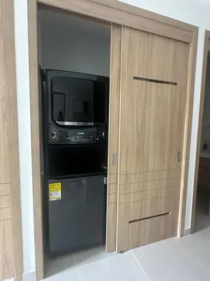 a kitchen with a microwave and a television and a door at baia kristal paraiso aguas cristalinas in Cartagena de Indias