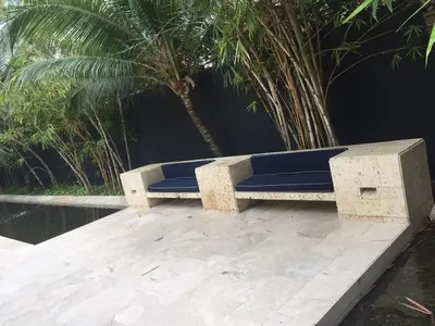 a blue bench sitting next to a pool at Morros Vitri Disfruta de acceso directo a la playa in Cartagena de Indias