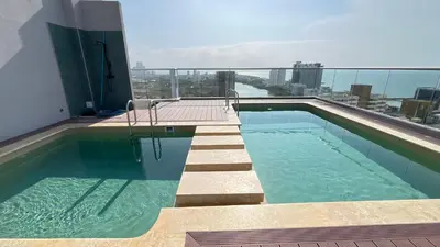 a swimming pool on the roof of a building at Apto bien ubicado cerca al mar, cerca al centro y al aereopuerto in Cartagena de Indias