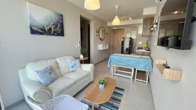 a living room with a couch and a table at Apto bien ubicado cerca al mar, cerca al centro y al aereopuerto in Cartagena de Indias