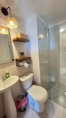 a bathroom with a toilet and a sink and a shower at Apto bien ubicado cerca al mar, cerca al centro y al aereopuerto in Cartagena de Indias