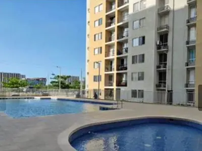 a large swimming pool in front of a building at Apartamento acogedor in Barranquilla