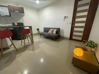 a living room with a couch and a table at Excelente apartaestudio in Sincelejo