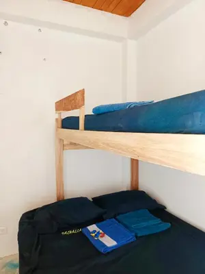 a room with two bunk beds and a bed at Cabaña Alojamiento Valhalla in Rincón