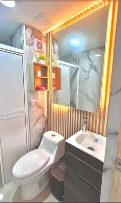 a bathroom with a toilet and a sink at Encanto cerca al mar in Cartagena de Indias