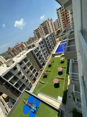 an aerial view of an apartment complex with a lawn with umbrellas at Apto con vista verde y aire acondicionado in Barranquilla