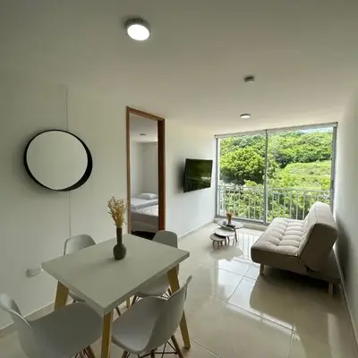 Apto con vista verde y aire acondicionado