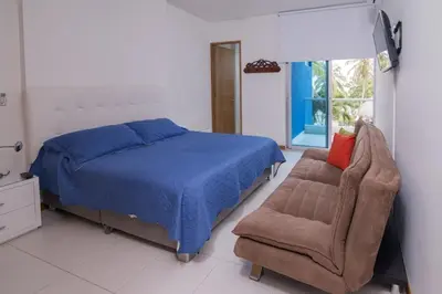 a bedroom with a bed and a chair at Hermoso Apartamento Frente al Mar 2 Habitaciones PAZ127 in Coveñas